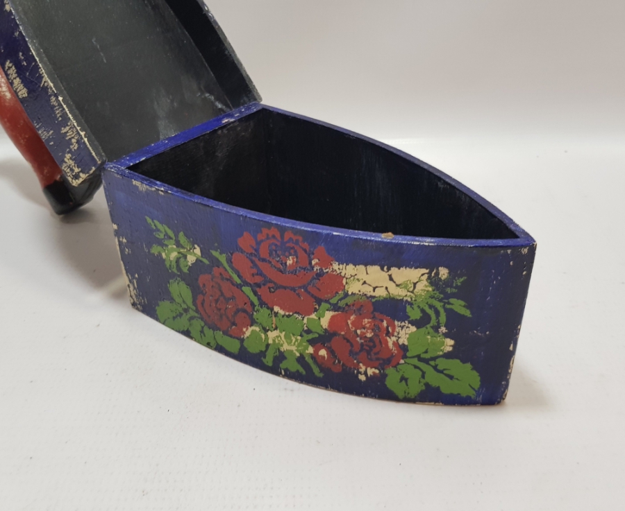 KÖMÜRLÜ ÜTÜ FORMUNDA YAPILMIŞ ANTİKA AHŞAP KAPAKLI KUTU