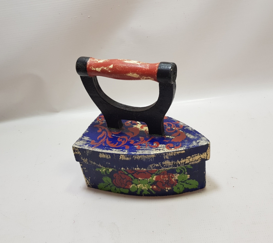 KÖMÜRLÜ ÜTÜ FORMUNDA YAPILMIŞ ANTİKA AHŞAP KAPAKLI KUTU