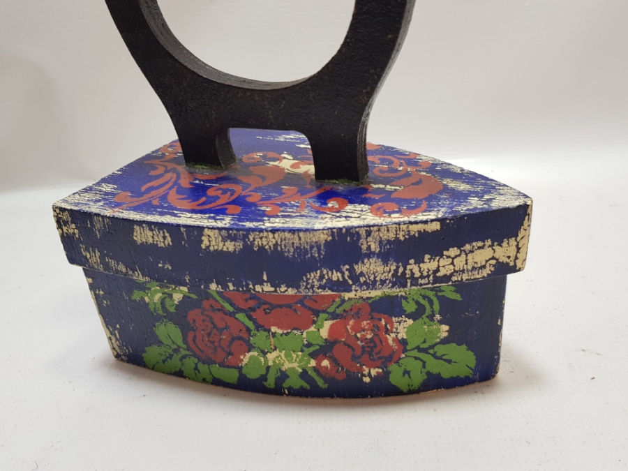 KÖMÜRLÜ ÜTÜ FORMUNDA YAPILMIŞ ANTİKA AHŞAP KAPAKLI KUTU