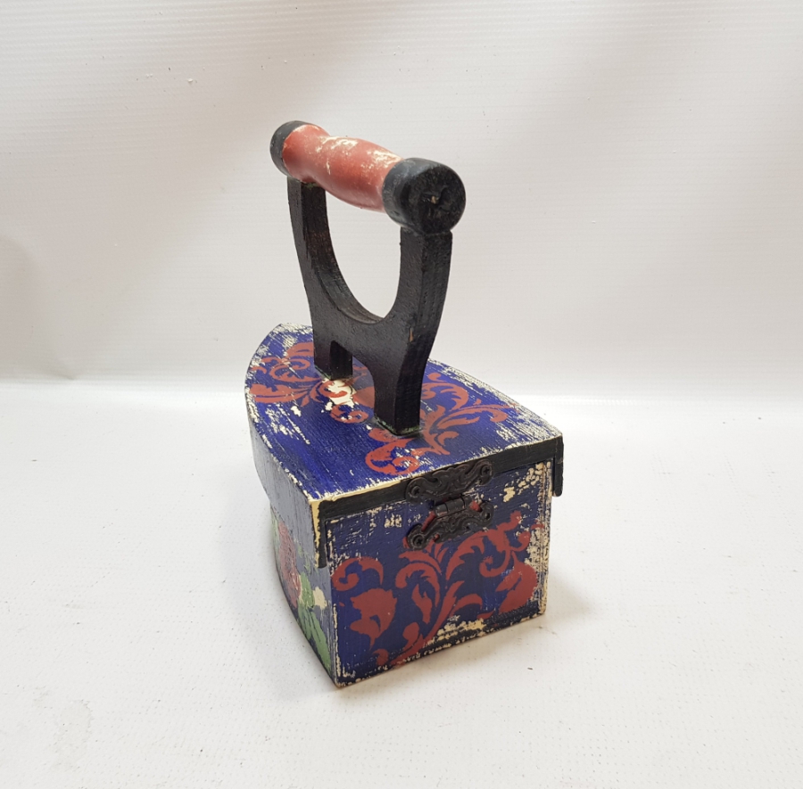 KÖMÜRLÜ ÜTÜ FORMUNDA YAPILMIŞ ANTİKA AHŞAP KAPAKLI KUTU