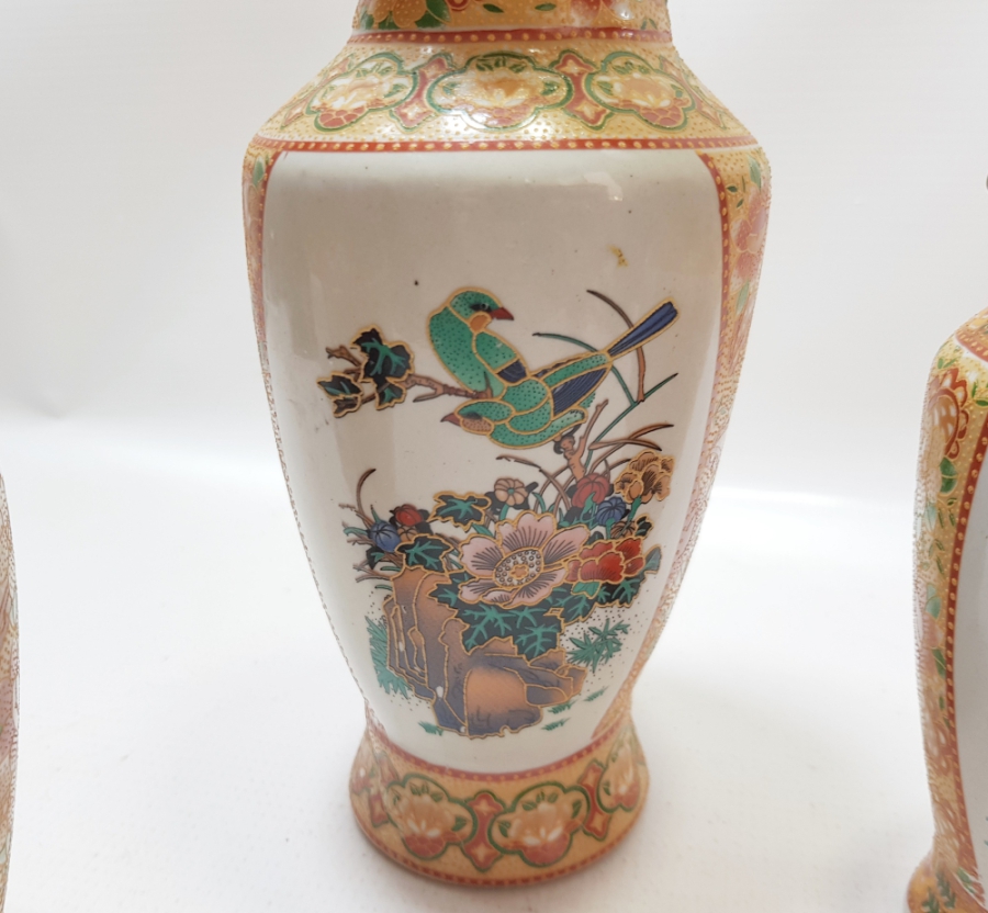 ESKİ ÇİN YAPIMI ALTIN VARAKLI ÜÇLÜ SET PORSELEN VAZO