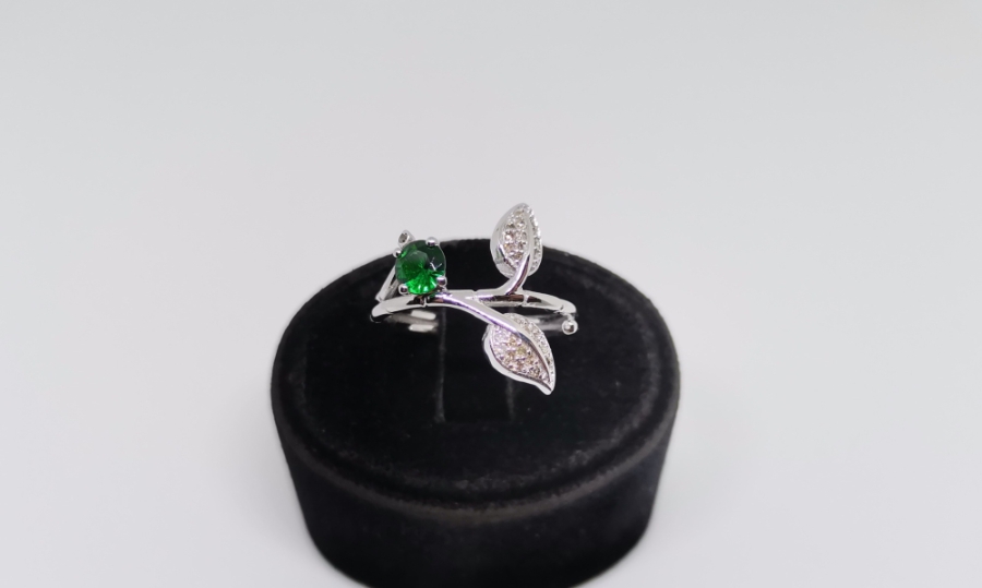 SARMAŞIK MODEL ZÜMRÜT VE PIRLANTA TAŞLI YÜZÜK