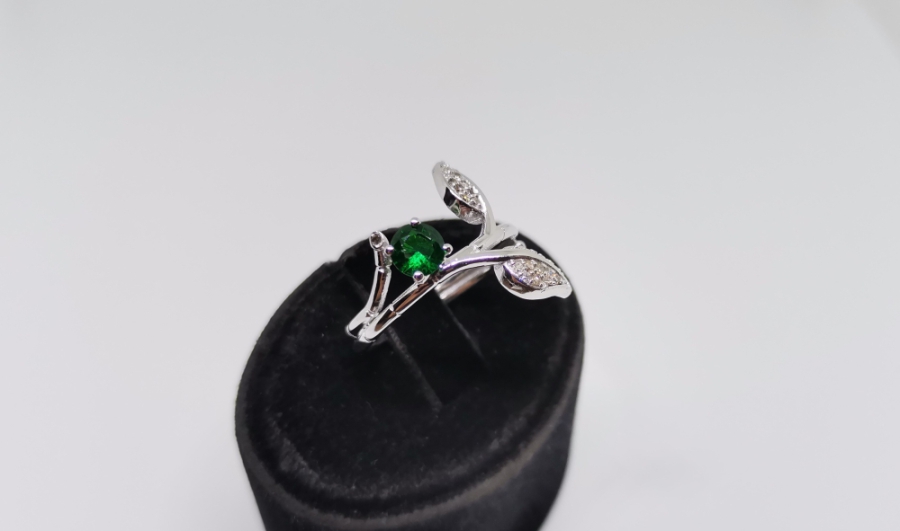 SARMAŞIK MODEL ZÜMRÜT VE PIRLANTA TAŞLI YÜZÜK