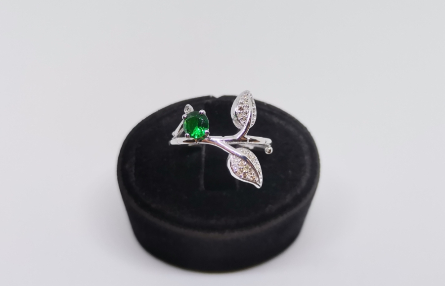 SARMAŞIK MODEL ZÜMRÜT VE PIRLANTA TAŞLI YÜZÜK