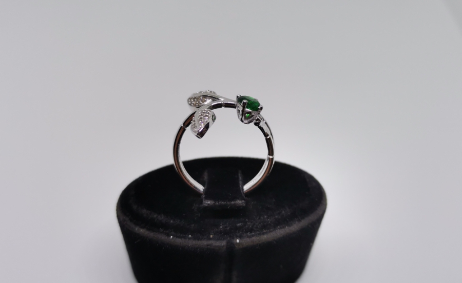 SARMAŞIK MODEL ZÜMRÜT VE PIRLANTA TAŞLI YÜZÜK