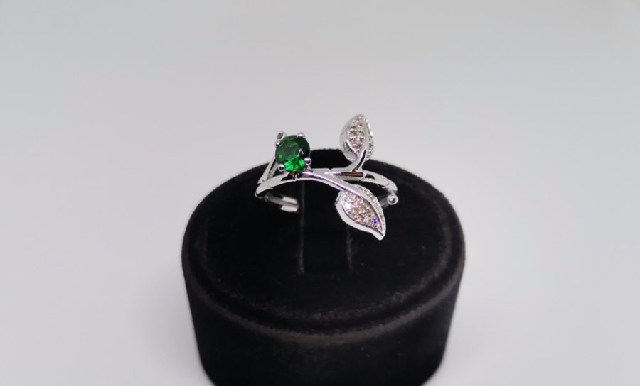 SARMAŞIK MODEL ZÜMRÜT VE PIRLANTA TAŞLI YÜZÜK