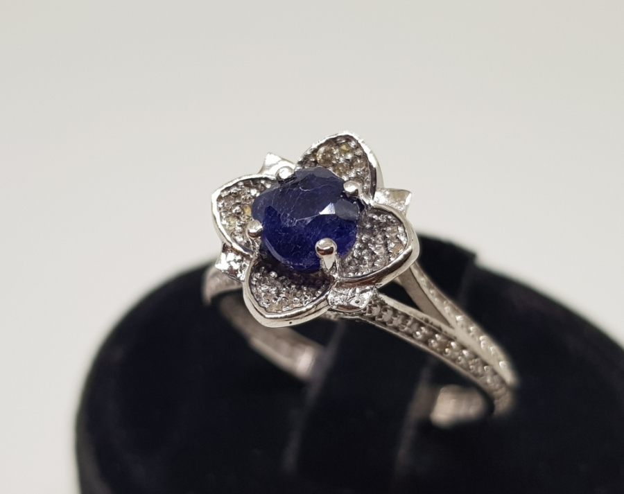 DÖRT YAPRAKLI YONCA MODEL PIRLANTA VE HAS SAFİR TAŞLI YÜZÜK