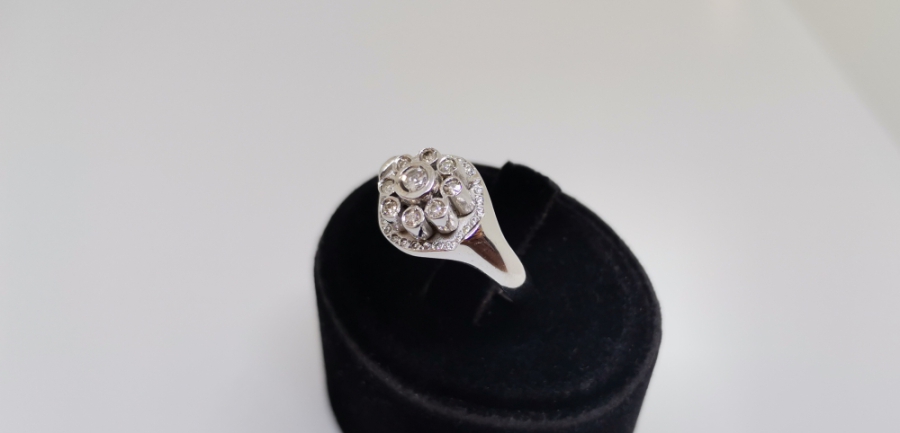 DİVANHANE ÇİVİSİ FORMUNDA YAPILMIŞ PIRLANTA TAŞLI YÜZÜK