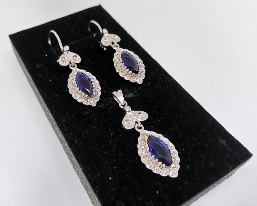 SAFİR VE PIRLANTA TAŞLI SU DAMLASI MODELİ KOLYE KÜPE TAKIMI