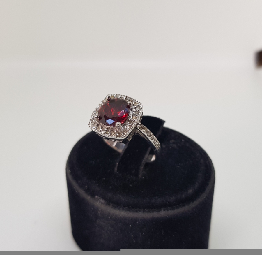 GARNET VE PIRLANTA TAŞLI KARE MODEL YÜZÜK