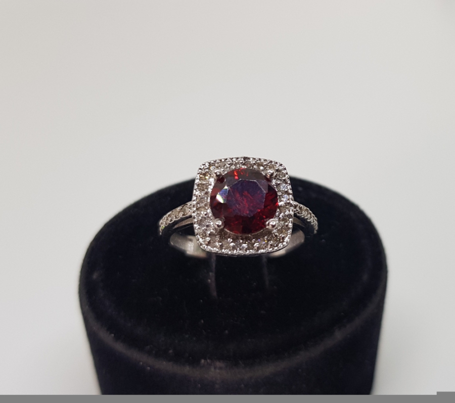 GARNET VE PIRLANTA TAŞLI KARE MODEL YÜZÜK