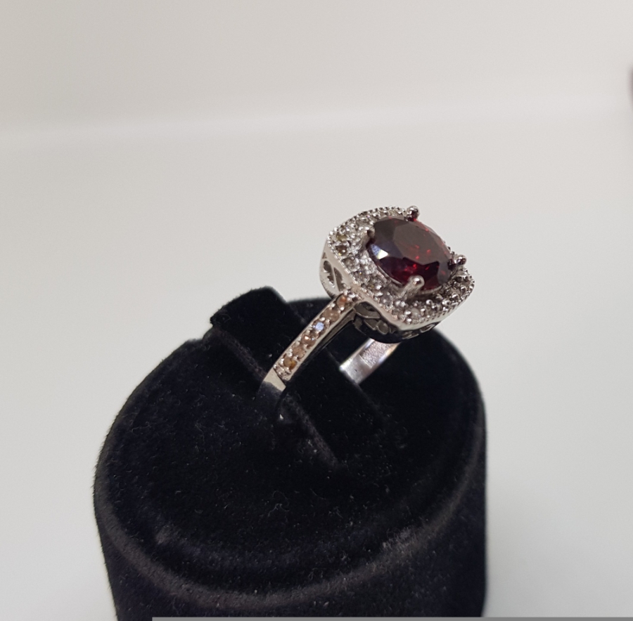 GARNET VE PIRLANTA TAŞLI KARE MODEL YÜZÜK