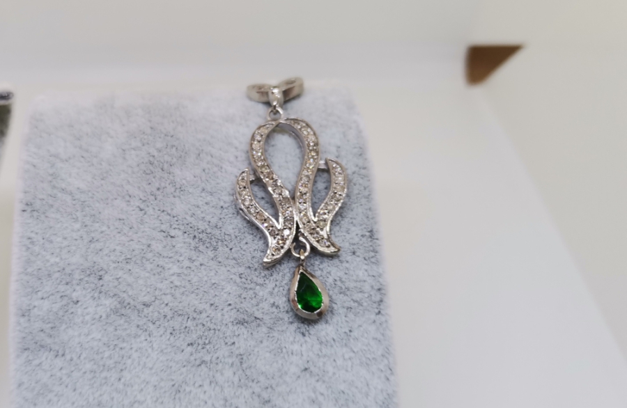 ZÜMRÜT VE PIRLANTA TAŞLI SONSUZLUK MODEL KOLYE