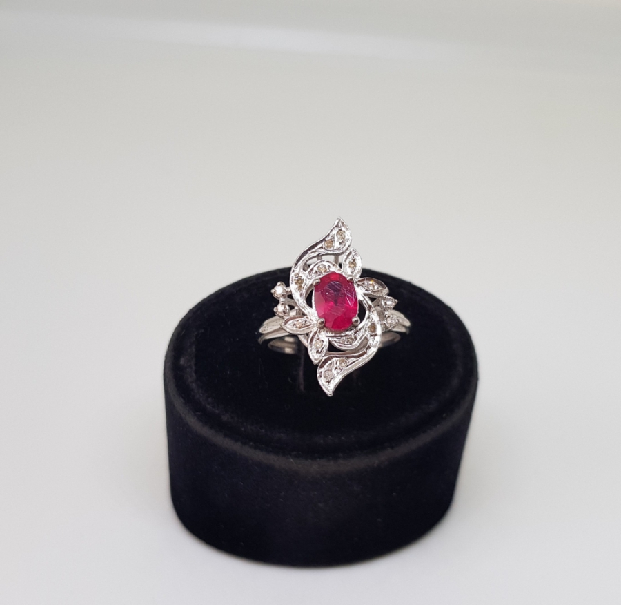 PIRLANTA VE YAKUT TAŞLARLA SÜSLÜ FRANSIZ ZAMBAK MODELİ YÜZÜK