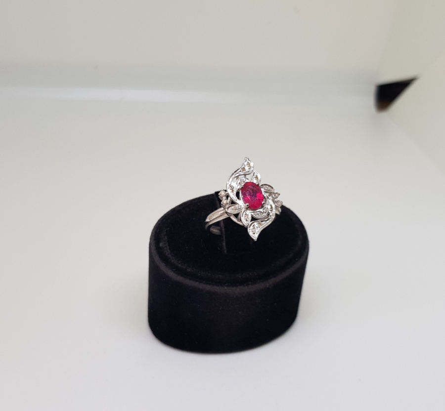 PIRLANTA VE YAKUT TAŞLARLA SÜSLÜ FRANSIZ ZAMBAK MODELİ YÜZÜK