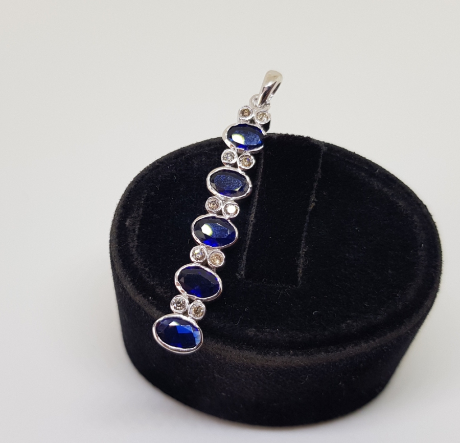 SAFİR VE PIRLANTA TAŞLI DÜZ HALKALI MODEL KOLYE UCU