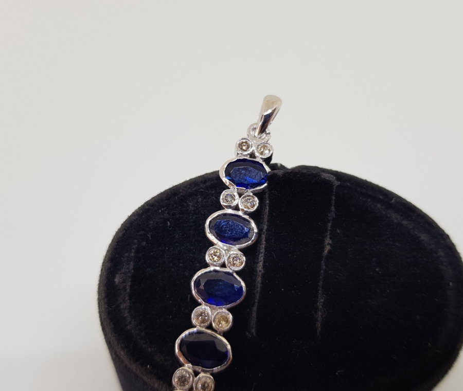 SAFİR VE PIRLANTA TAŞLI DÜZ HALKALI MODEL KOLYE UCU