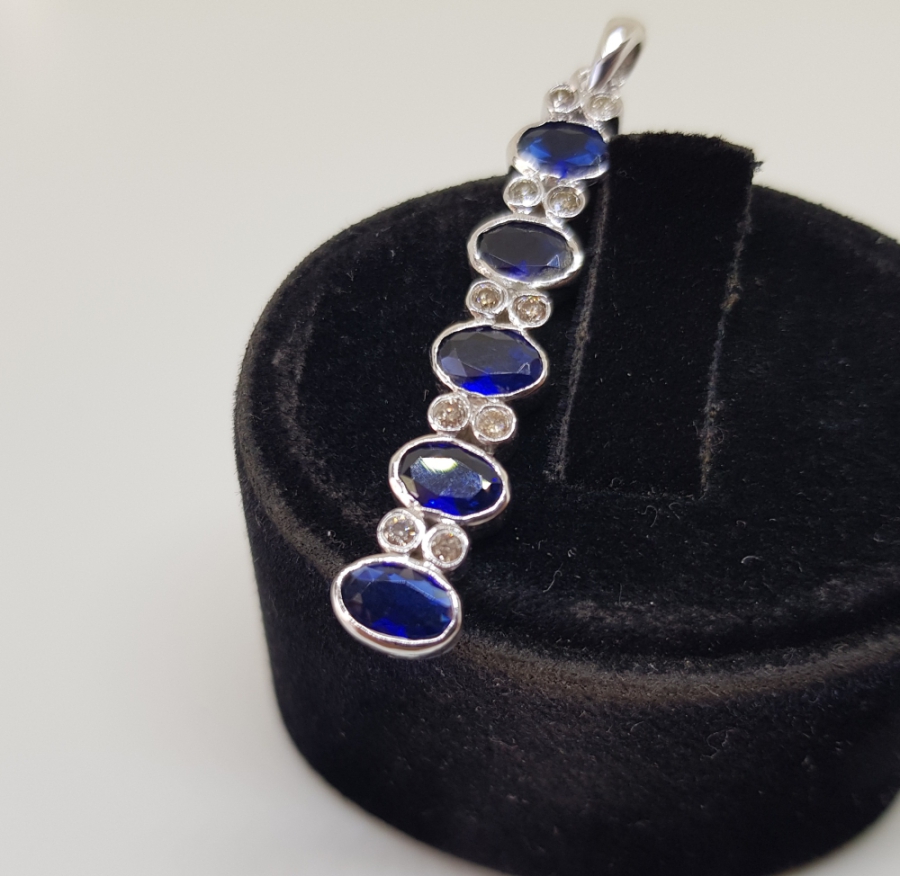 SAFİR VE PIRLANTA TAŞLI DÜZ HALKALI MODEL KOLYE UCU