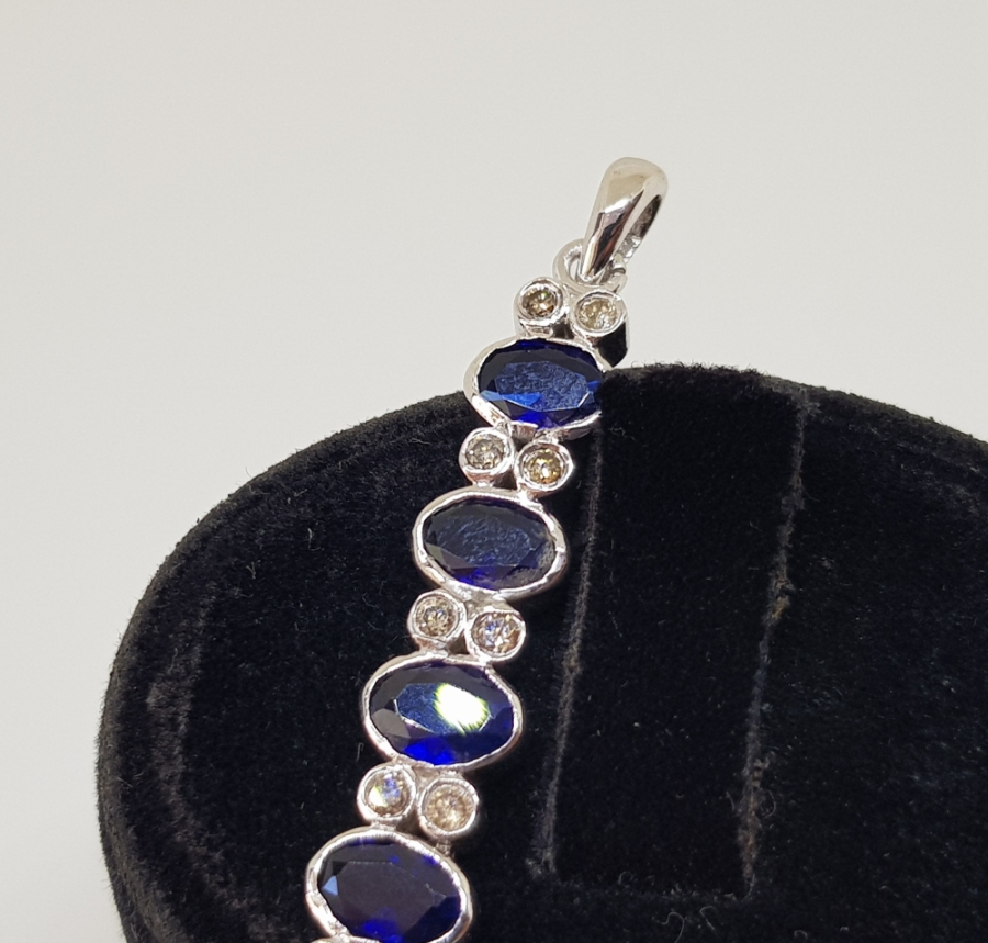 SAFİR VE PIRLANTA TAŞLI DÜZ HALKALI MODEL KOLYE UCU