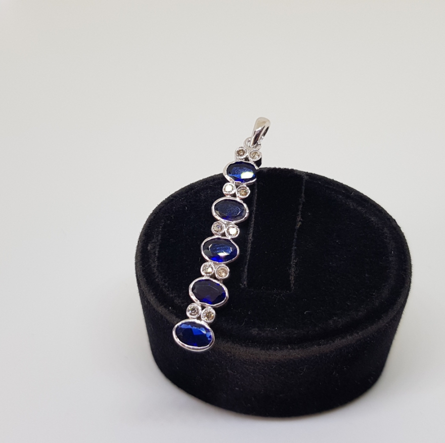 SAFİR VE PIRLANTA TAŞLI DÜZ HALKALI MODEL KOLYE UCU