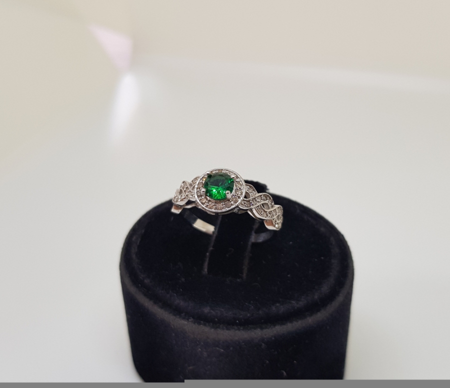 ZÜMRÜT VE PIRLANTA TAŞLI FRANSIZ ÖRGÜSÜ MODEL YÜZÜK