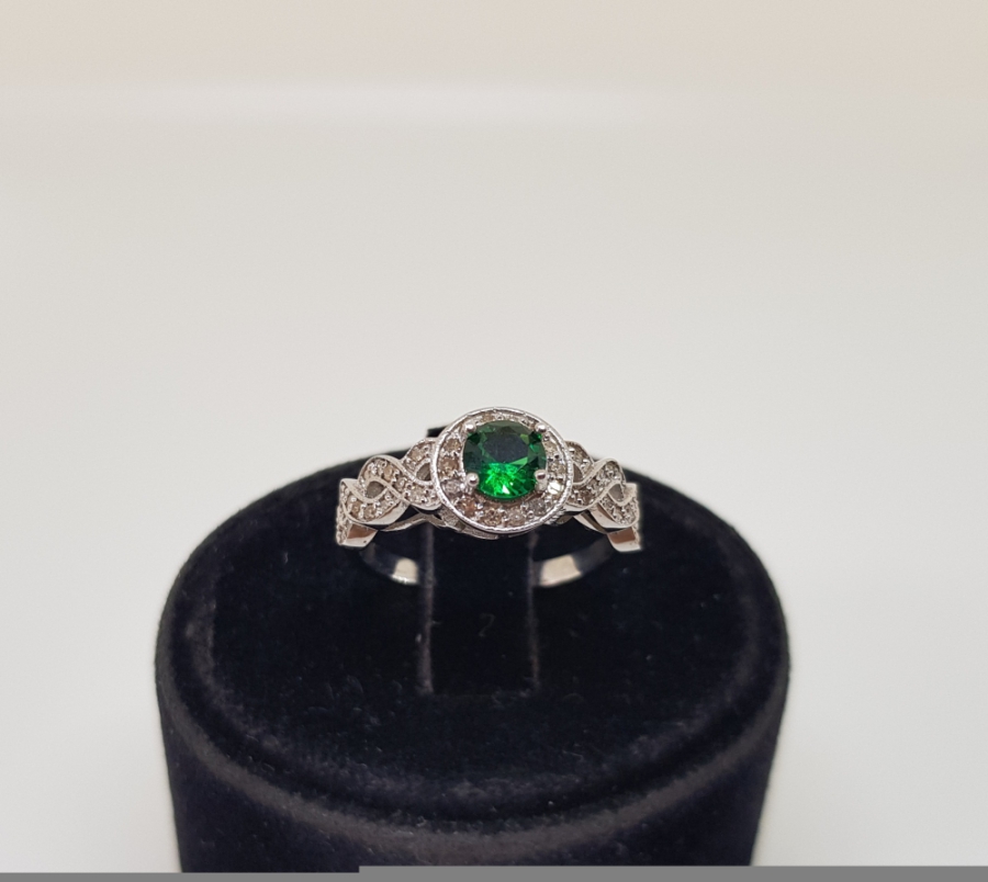 ZÜMRÜT VE PIRLANTA TAŞLI FRANSIZ ÖRGÜSÜ MODEL YÜZÜK