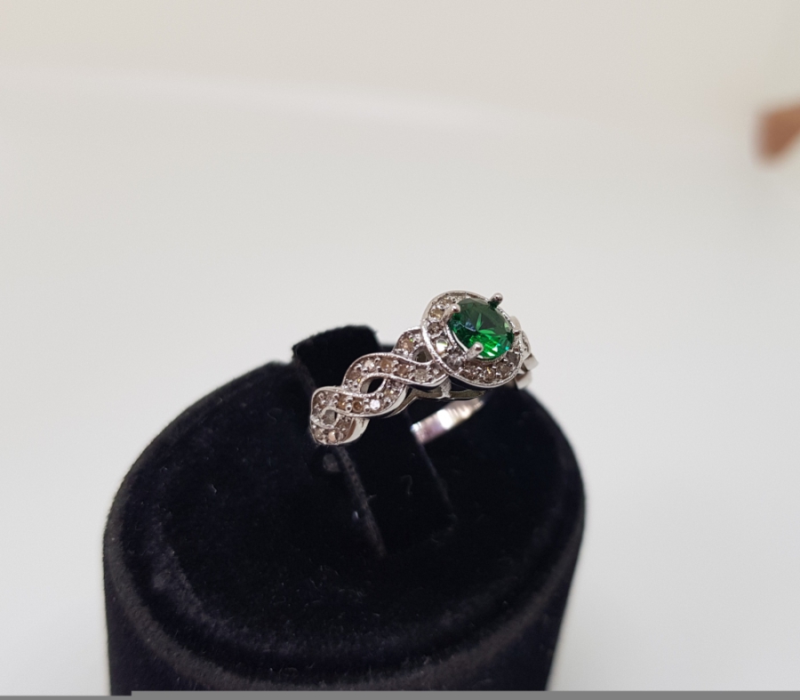 ZÜMRÜT VE PIRLANTA TAŞLI FRANSIZ ÖRGÜSÜ MODEL YÜZÜK