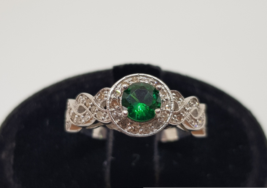 ZÜMRÜT VE PIRLANTA TAŞLI FRANSIZ ÖRGÜSÜ MODEL YÜZÜK