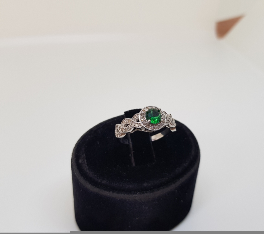 ZÜMRÜT VE PIRLANTA TAŞLI FRANSIZ ÖRGÜSÜ MODEL YÜZÜK