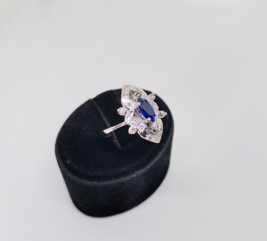 SAFİR VE PIRLANTA TAŞLI MEKİK MODEL YÜZÜK