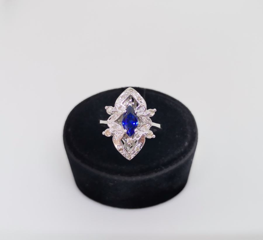 SAFİR VE PIRLANTA TAŞLI MEKİK MODEL YÜZÜK