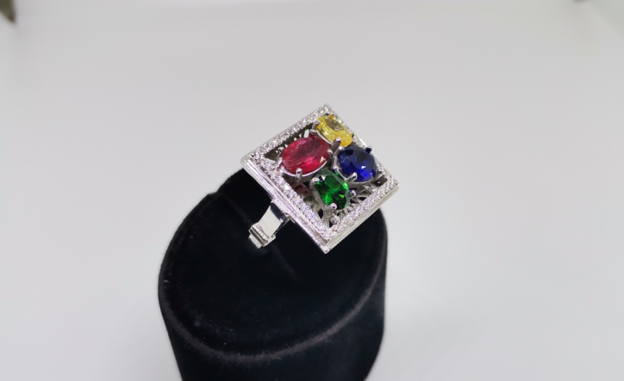 RENK CÜMBÜŞÜ MODEL PIRLANTA YÜZÜK