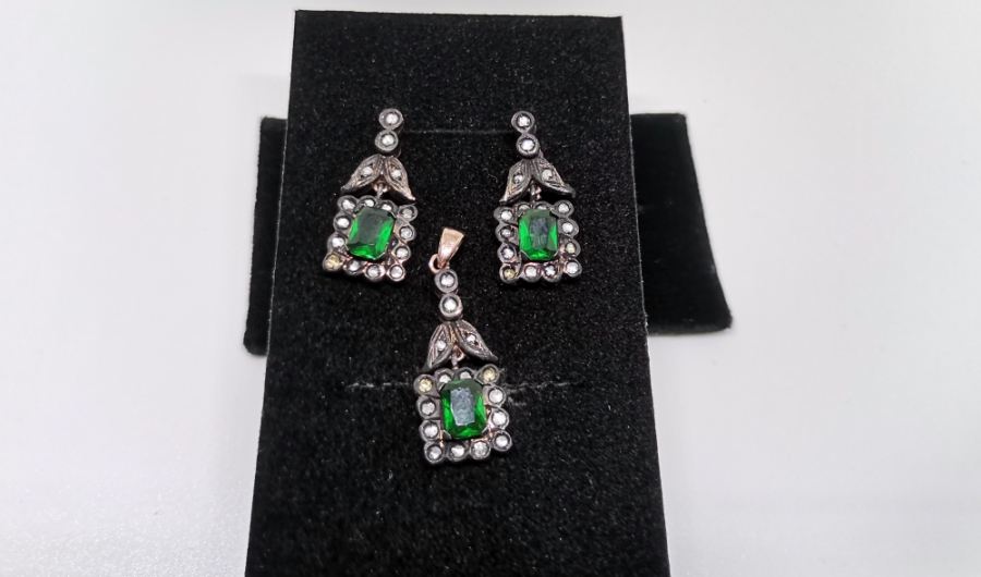 ZÜMRÜT VE ELMAS TAŞLI KOLYE KÜPE TAKIMI