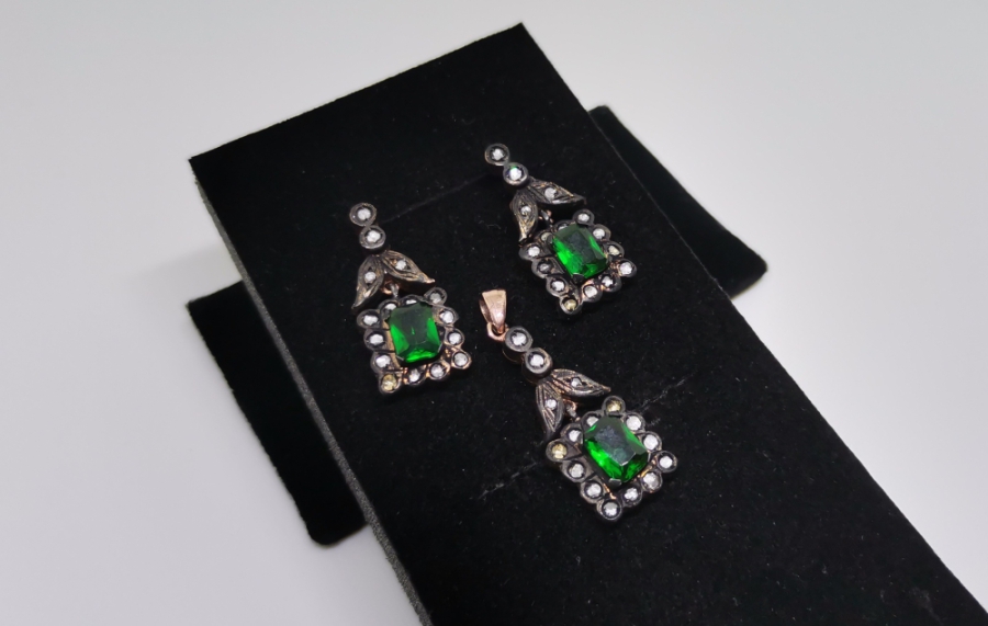 ZÜMRÜT VE ELMAS TAŞLI KOLYE KÜPE TAKIMI