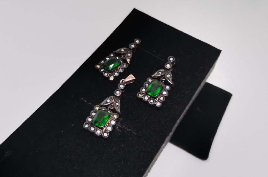 ZÜMRÜT VE ELMAS TAŞLI KOLYE KÜPE TAKIMI