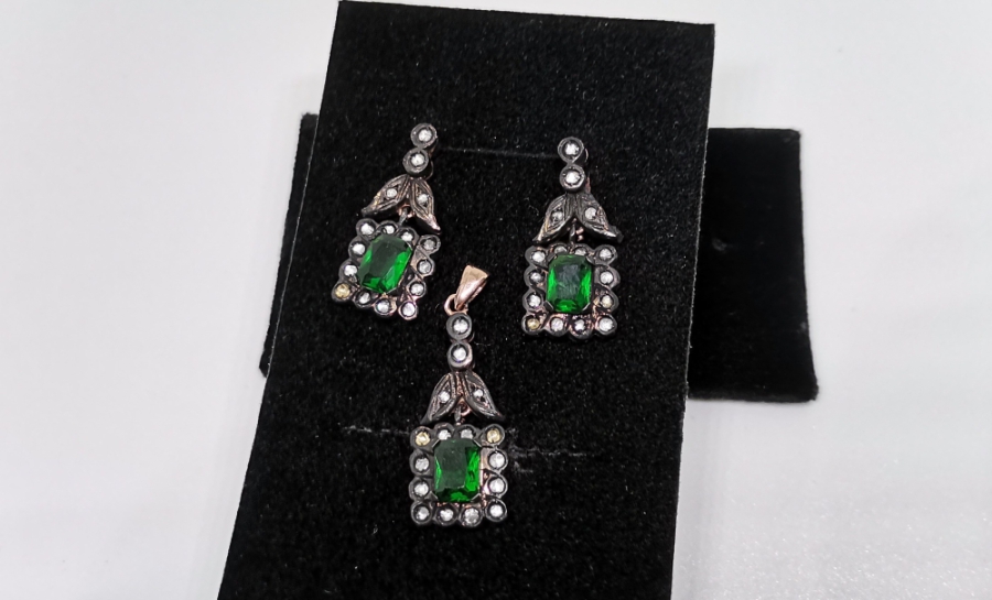 ZÜMRÜT VE ELMAS TAŞLI KOLYE KÜPE TAKIMI