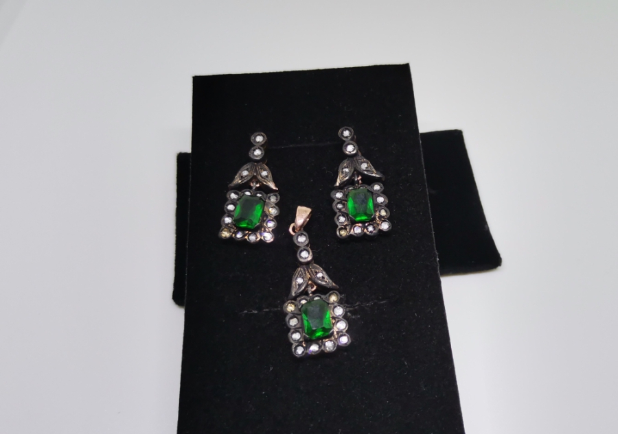 ZÜMRÜT VE ELMAS TAŞLI KOLYE KÜPE TAKIMI