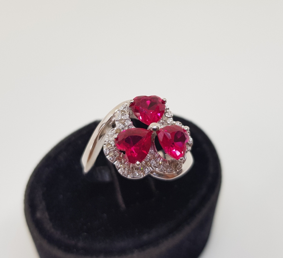 PIRLANTA VE YAKUT TAŞLI YONCA MODELİ YÜZÜK