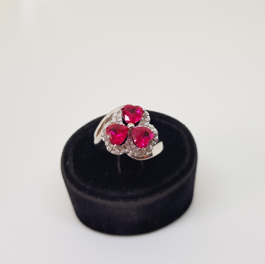 PIRLANTA VE YAKUT TAŞLI YONCA MODELİ YÜZÜK