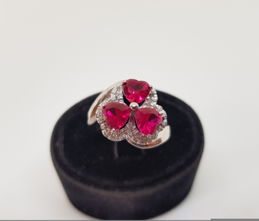 PIRLANTA VE YAKUT TAŞLI YONCA MODELİ YÜZÜK