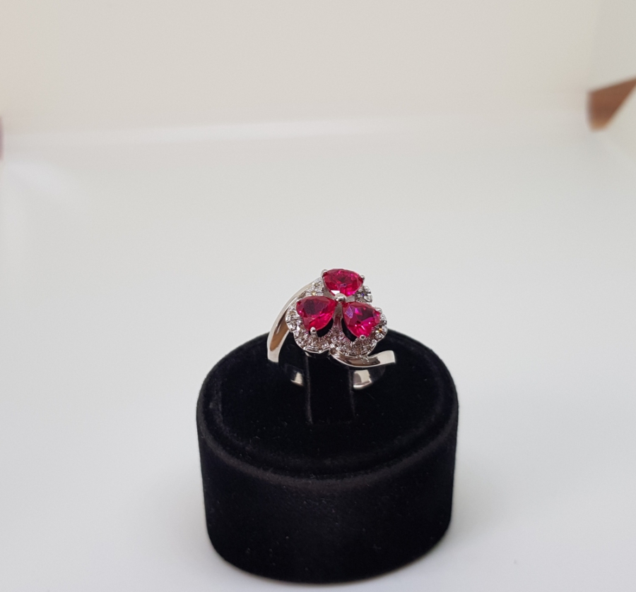 PIRLANTA VE YAKUT TAŞLI YONCA MODELİ YÜZÜK