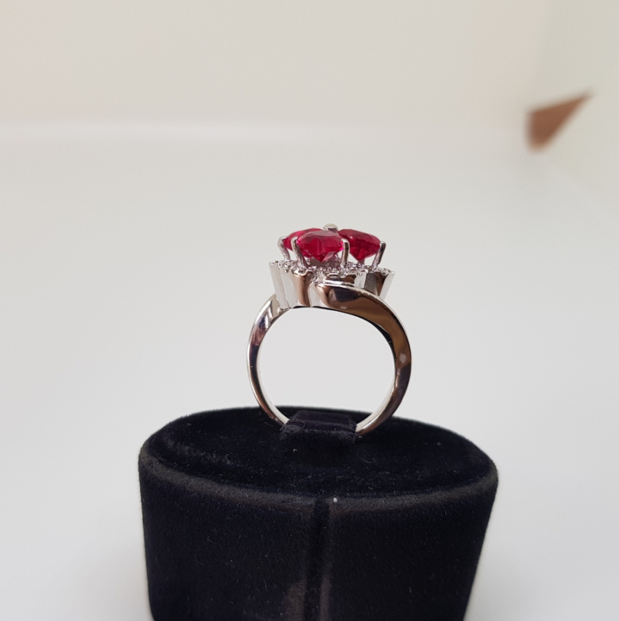 PIRLANTA VE YAKUT TAŞLI YONCA MODELİ YÜZÜK