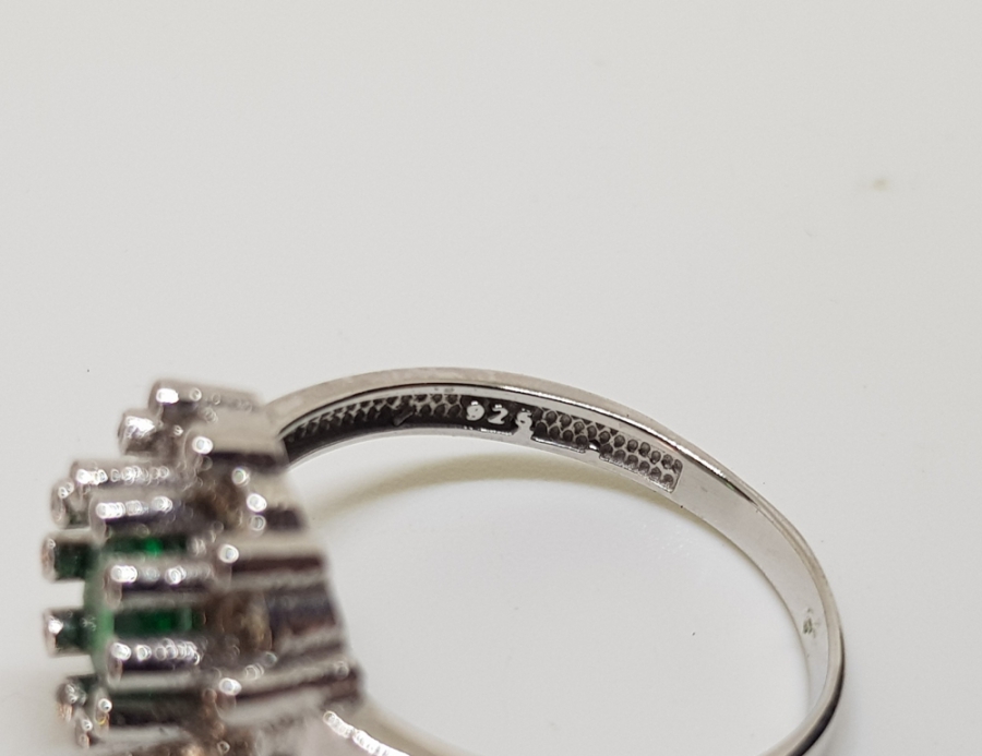 ZÜMRÜT VE PIRLANTA TAŞLI SARAYLI MODELİ YÜZÜK