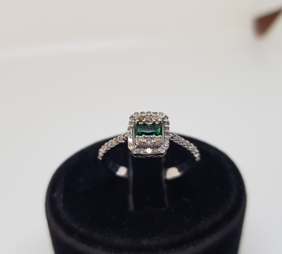 PIRLANTA ZÜMRÜT TAŞLI BAGET FORMLU YÜZÜK