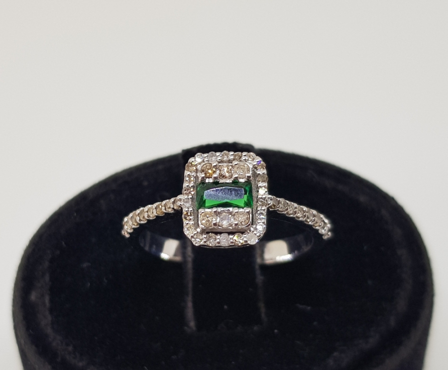 PIRLANTA ZÜMRÜT TAŞLI BAGET FORMLU YÜZÜK