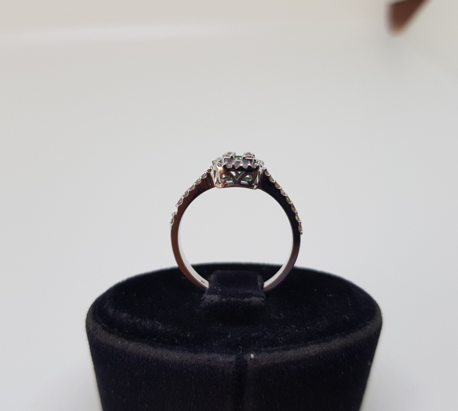 PIRLANTA ZÜMRÜT TAŞLI BAGET FORMLU YÜZÜK