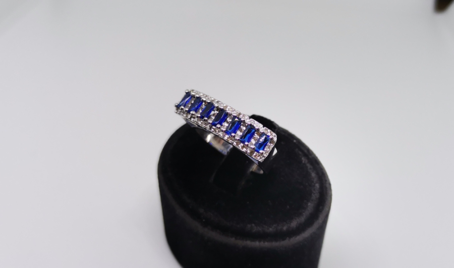 SIRÇALI MODEL SAFİR VE PIRLANTA TAŞLI YÜZÜK