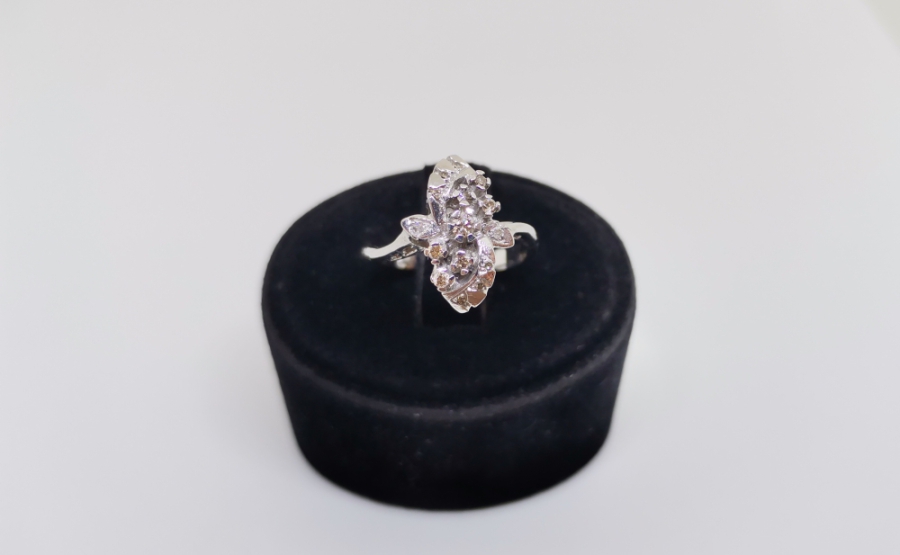 DALGALI MEKİK MODEL PIRLANTA TAŞLI YÜZÜK