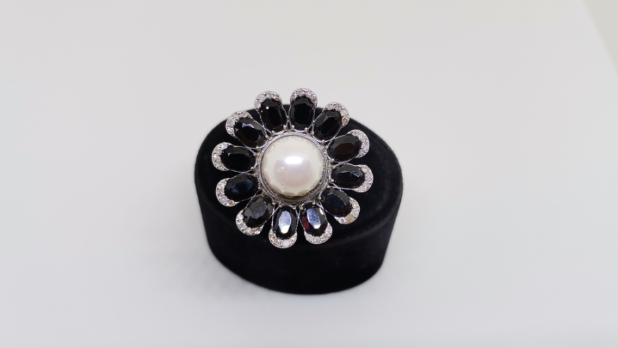 PIRLANTA GARNET VE İNCİLERLE SÜSLÜ YÜZÜK