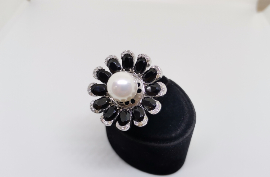 PIRLANTA GARNET VE İNCİLERLE SÜSLÜ YÜZÜK